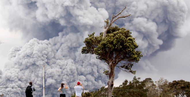 La gente mira la ceniza del volcán Kilauea en Hawai. REUTERS