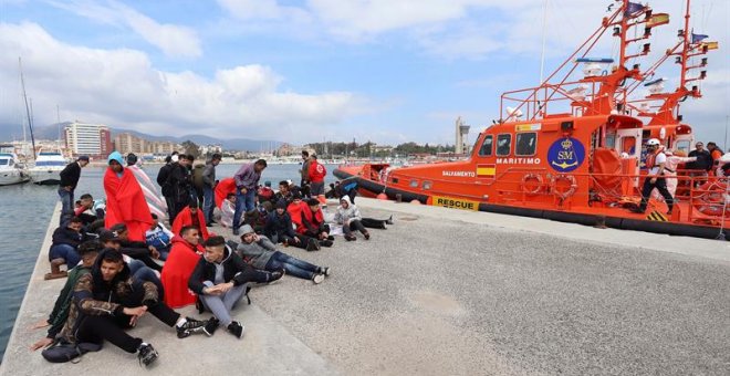 Varias personas migrantes rescatadas por Salvamento Marítimo, en el puerto de Algeciras.- EFE/ A.carrasco Ragel