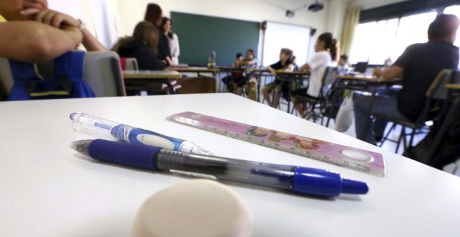 Piden 16 años de cárcel para un profesor que abusó de una compañera y dos alumnas, una de ellas menos de edad. / EFE