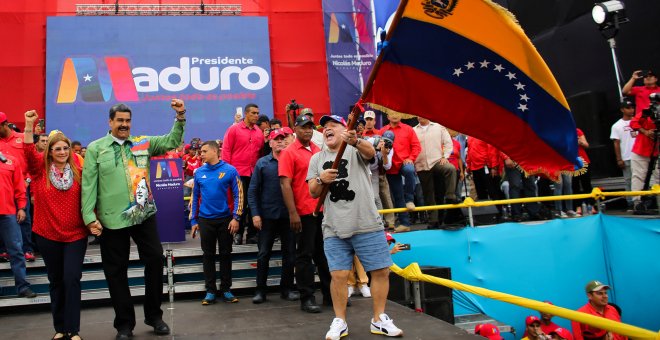 El presidente de Venezuela, Nicolas Maduro, con su esposa Cilia Flores y el exfutbolista argentino Diego Maradona durante el mitin final de la campaña electoral, en Caracas. REUTERS