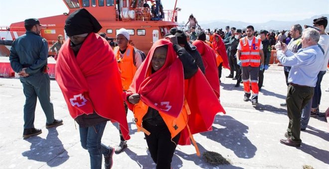 Más de 90 personas rescatadas de una patera por Salvamento Marítimo en aguas de Alborán, a su llegada al puerto de Motril (Granada) el pasado 15 de mayo. EFE/PAQUET