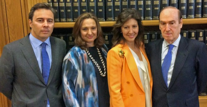 El presidente de El Corte Inglés, Dimas Gimeno, con las hermanas Cristina y Marta Álvarez Guil el presidente de la Fundación Areces, Florencio Lasaga. E.P.