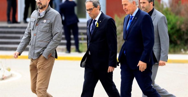 El presidente de la Generalitat de Cataluña, Quim Torra (2i), tras su visita a los exconsellers en la prisión de Estremera, Oriol Junqueras, Jordi Turull, Joaquim Forn, Josep Rull y Raul Romeva./ EFE