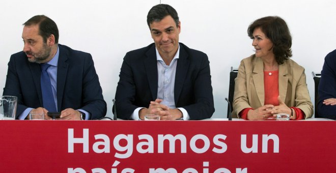 El secretario general del PSOE, Pedro Sánchez, acompañado por el secretario de Organización, José Luis Ábalos, y la secretaria de Igualdad, Carmen Calvo, durante la reunión de la Ejecutiva Federal en la sede de Ferraz. EFE/Rodrigo Jiménez