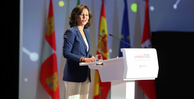 La presidenta del Banco Santander, Ana Patricia Botín, durante su intervención en la inauguración del IV Encuentro Internacional de Rectores Universia, en Salamanca. EFE/ J.M.GARCIA