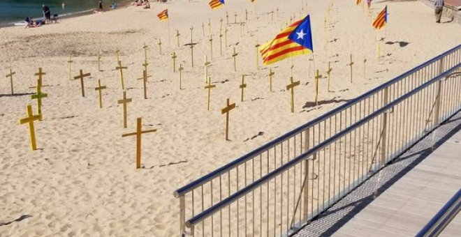 Cruces amarillas instaladas en una playa de Catalunya. TWITTER/@DiegoHid3