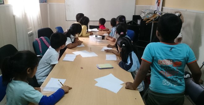 Niños bangladesíes reciben clases extraescolares en la asociación Culturas Unidas, en Lavapiés.