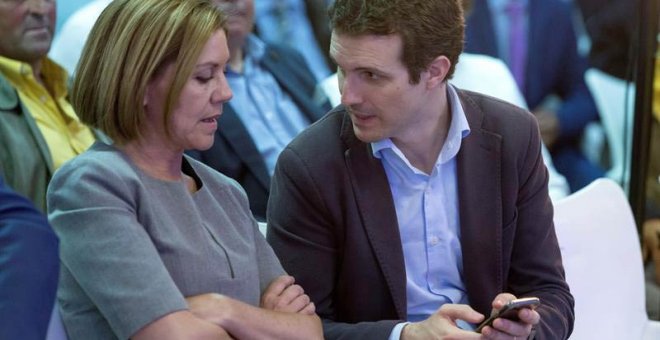 Pablo Casado charla con María Dolores de Cospedal durante un acto del PP en mayo de 2018. (RAÚL SANCHIDRÍAN | EFE)