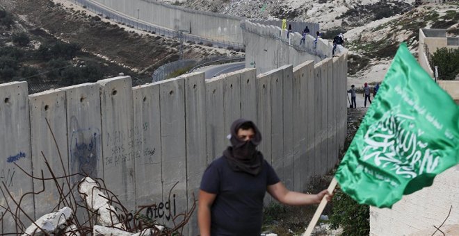 Joven palestino sujeta una bandera de Hamás - REUTERS