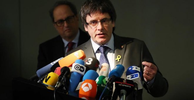 Carles Puigdemont da una rueda de prensa en presencia de su sucesor, el recién elegido presidente de la Generalitat de Catalunya, Quim Torra (i), en Berlín (Alemania). / EFE