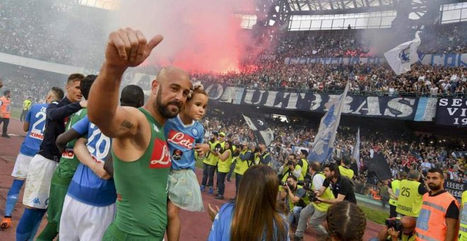 Pepe Reina se despide de la afición del Nápoles tras el último partido de la Serie A en Italia. (EFE)