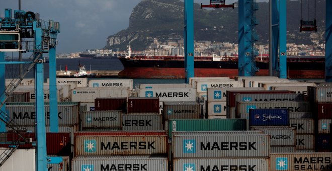 Terminal de carga del puerto de Algeciras, con el Peñón de Gibraltar al fondo. REUTERS/Jon Nazca