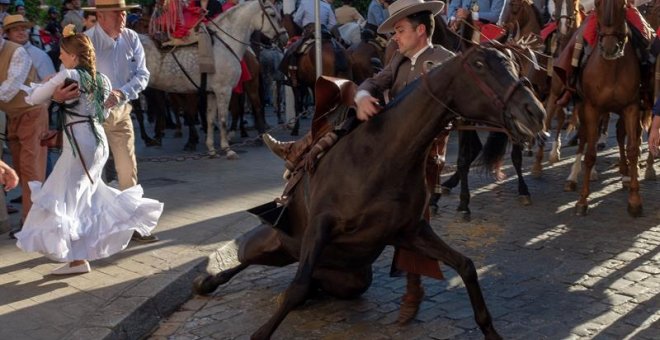 Un caballo se cae durante la salida en la Plaza del Salvador de la Hermandad de Sevilla. - EFE