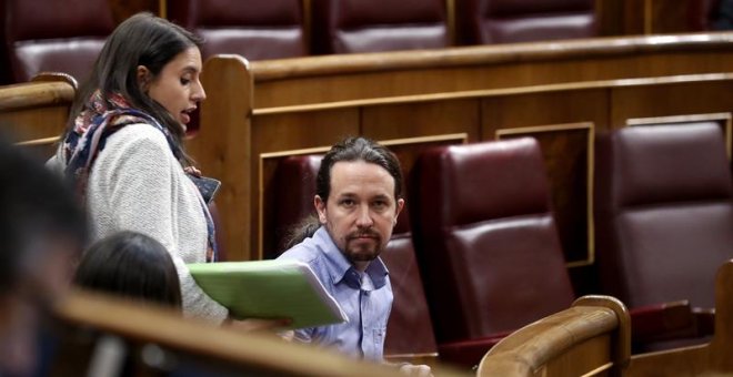 El líder de Podemos, Pablo Iglesias y la portavoz en el Congreso de la formación, Irene Montero, momentos antes del debate de las enmiendas parciales al proyecto de Ley de Presupuestos Generales del Estado de 2018, que tiene lugar esta tarde en el Pleno