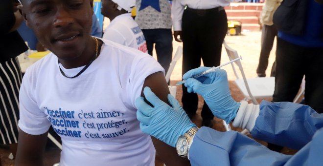 Un ciudadano del Congo se vacuna en la campaña contra el ébola. /REUTERS