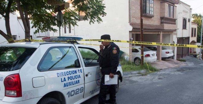 La Policía custodian el domicilio donde fue encontrada una periodista muerta en la ciudad de Monterrey, Nuevo León (México). (EFE | STR)