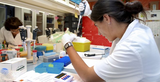 Una investigadora española trabaja en el laboratorio.- EFE/ARCHIVO