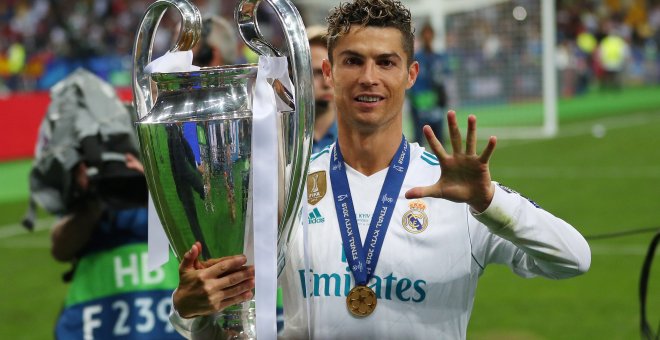 Cristiano Ronaldo celebra la decimotercera Champions del Real Madrid, la quinta de su cuenta particular.- REUTERS