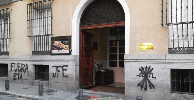 24/05/2018.- La Casa de la Cultura Vasca en Madrid ha aparecido hoy con pintadas en las que puede leerse "Fuera ETA" y las siglas de las Juventudes de la Falange Española, además de una silueta humana en el suelo y manchas de pintura roja a su alrededor y