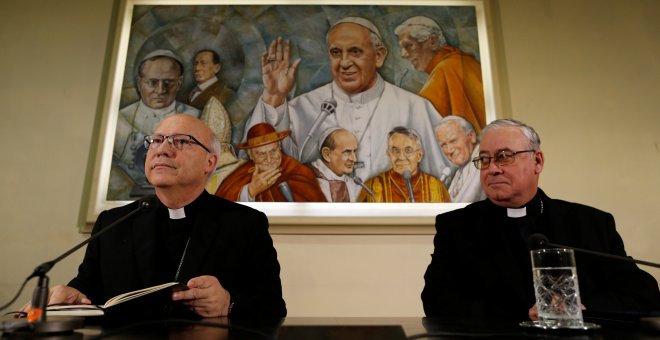 Los obispos chilenos Luis Fernando Ramos Perez y Juan Ignacio Gonzalez Errazuriz tras su reunión con el Papa Francisco en el Vaticano. / Reuters