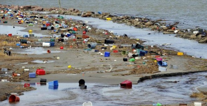 Platos, cubiertos o pajitas de plástico entre la basura en las costas de una playa - EFE