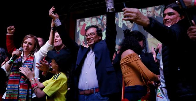 Gustavo Petro, saluda a sus seguidores tras conocerse los resultados de la primera vuelta de las elecciones presidenciales en Colombia. (REUTERS)