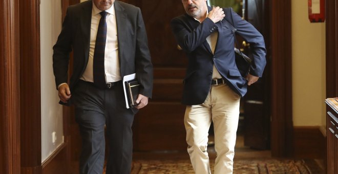 Los diputados de PNV Aitor Esteban y de PdeCAT Carles Campuzano a su salida de la reunión de la Junta de Portavoces en el Congreso de los Diputados. EFE/Ballesteros