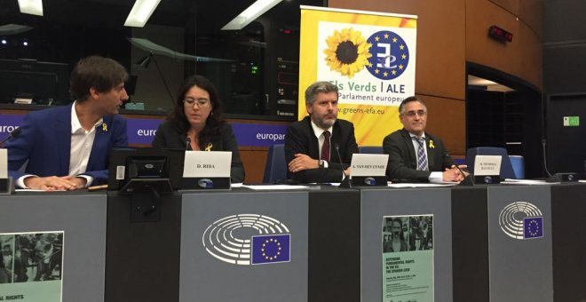 El eurodiputado Jordi Soler (ERC), Diana Riba, Andreu Van den Eynde y el eurodiputado Ramon Tremosa, este martes en el Parlamento Europeo. CB