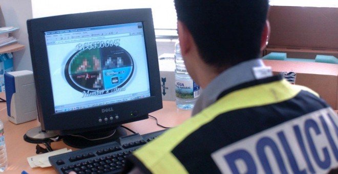 Un agente de Policía Nacional en una operación contra la pornografia infantil. EFE/Archivo