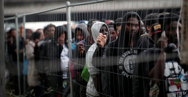 Miles de personas migrantes son desalojadas del campamento en el que se habían instalado a la entrada de París.- REUTERS