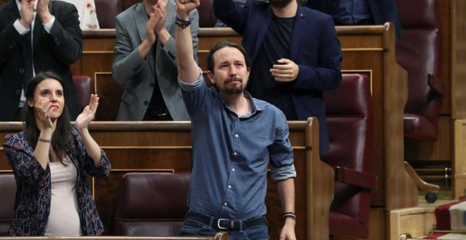 El líder de Podemos, Pablo Iglesias, ha llorado emocionado tras su intervención en la sesión de control al Gobierno en el Congreso de los Diputados. EFE/J.J. Guillén