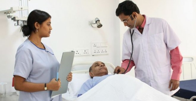 Enfermera, paciente y médico, en una imagen de archivo - EFE