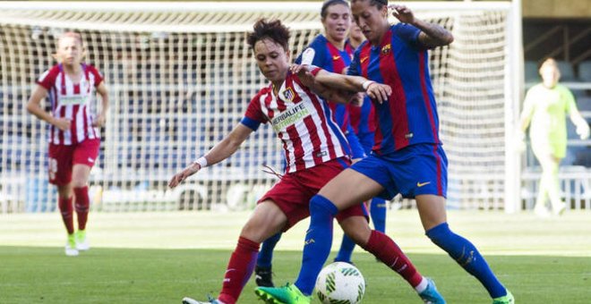 El Atlético de Madrid contra el FC Barcelona en un partido de la Primera División Femenina. / EFE