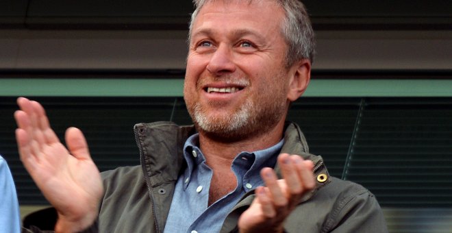 El millonario propietario del club de fútbol Chelsea Roman Abramovich applaude durante un partido de la Premier League inglesa. REUTERS/Toby Melville