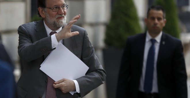 El presidente del Gobierno, Mariano Rajoy, salud a su llegada al Congreso para la sesión de control al Gobierno. REUTERS/Juan Medina