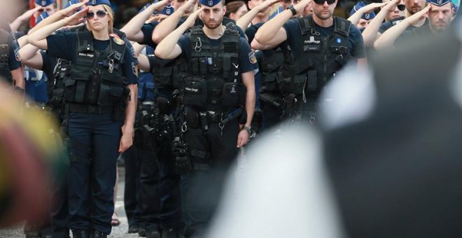 Agentes de policía belgas guardan un minuto de silencio por las víctimas del tiroteo. - EFE