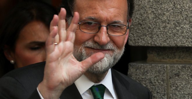 El presidente del Gobierno, Mariano Rajoy, saluda a su salida del Congreso, en el receso de la primera sesión del debate de la moción de censura presentada por el PSOE. REUTERS/Sergio Perez