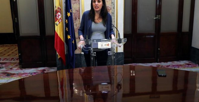 31/05/2018.- La portavoz de Podemos en el Congreso Irene Montero, en rueda de prensa en el Escritorio en la primera jornada de la moción de censura presentada por su partido contra el presidente del Gobierno, Mariano Rajoy. EFE/ JJ Guillén