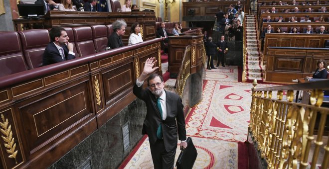 El presidente del Gobierno, Mariano Rajoy, abandona el hemiciclo del Congreso de los Diputados, en el receso de la primera jornada del debate de la moción de censura presentada por el PSOE. DANI GAGO