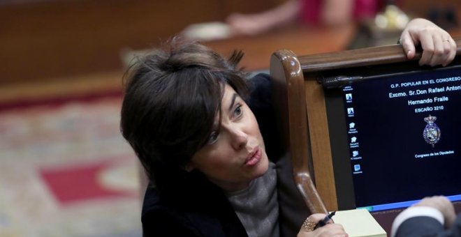 La vicepresidenta del Gobierno, Soraya Sáenz de Santamaría, momentos antes de reanudarse esta tarde el debate de la moción de censura contra el presidente del Gobierno, Mariano Rajoy - EFE