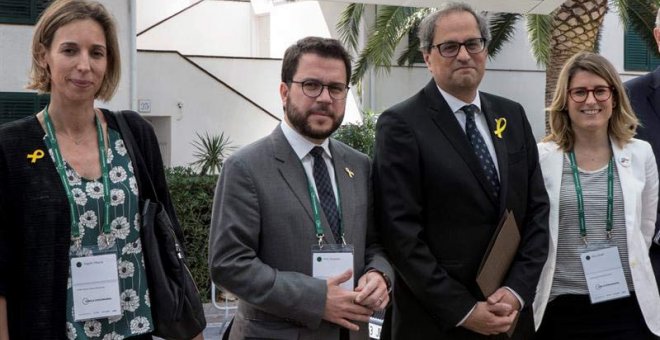 El presidente de la Generalitat, Quim Torra, posa con los futuros consellers de Presidencia, Elsa Artadi (d); de Economía, Pere Aragonés (2i); y de Empresa, Ángels Chacón (i). (EFE)