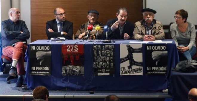 Gerardo Iglesias, Faustino Sánchez y Vicente Gutiérrez presentan en Asturias tres querellas contra el policía franquista Pascual Honrado. / La Comuna d'Asturies (Ceaqua)