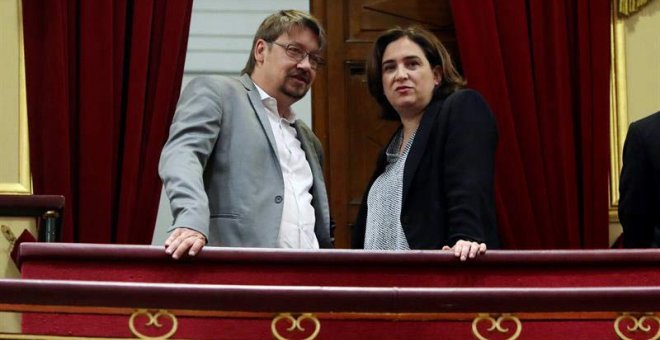 La alcaldesa de Barcelona Ada Colau, y el diputado del Parlament catalán Xavier Domènech, en la tribuna del hemiciclo. (J.J. GUILLÉN | EFE)