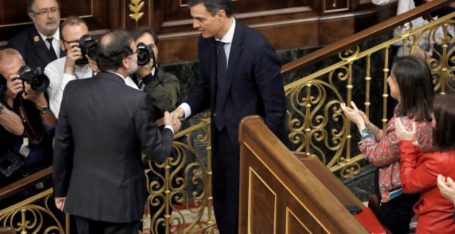 El secretario general del PSOE Pedro Sánchez, saluda presidente del gobierno Mariano Rajoy. /EFE