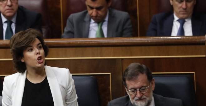 La vicepresidenta Soraya Sáez de Santamaría, acompañada del presidente del Gobierno, Mariano Rajoy, en el momento de votar durante la segunda jornada de la moción de censura presentada por el PSOE. EFE/Javier Lizón