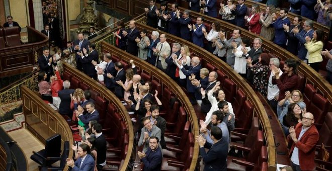 El secretario general del PSOE Pedro Sánchez, es aplaudido por parte del hemiciclo del Congreso, tras el debate de la moción de censura presentada por su partido. EFE/Emilio Naranjo***POOL***