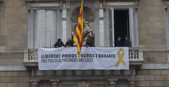 Trabajadores de la Generalitat colocan en el balcon del Palau una pancarta pidiendo la libertad de los politicos presos tras el acto de posesión del nuevo Govern. EFE/Quique García