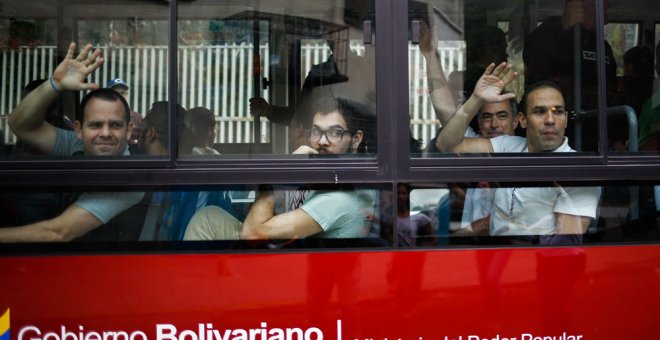 Un grupo de políticos presos son trasladados desde la sede del Servicio Bolivariano de Inteligencia (Sebin) a la Cancillería venezolana. EFE