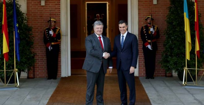 El presidente del Gobierno, Pedro Sánchez, recibe al presidente de Ucrania en el escalinata de La Moncloa. (SUSANA VERA | REUTERS)