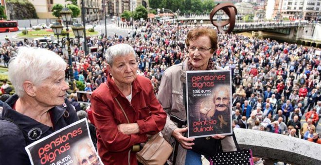 Las organizaciones de pensionistas han vuelto a concentrarse un lunes más en Bilbao, para reclamar una pensión mínima de 1080€, entre otras reivindicaciones. (MIGUEL TOÑA | EFE)